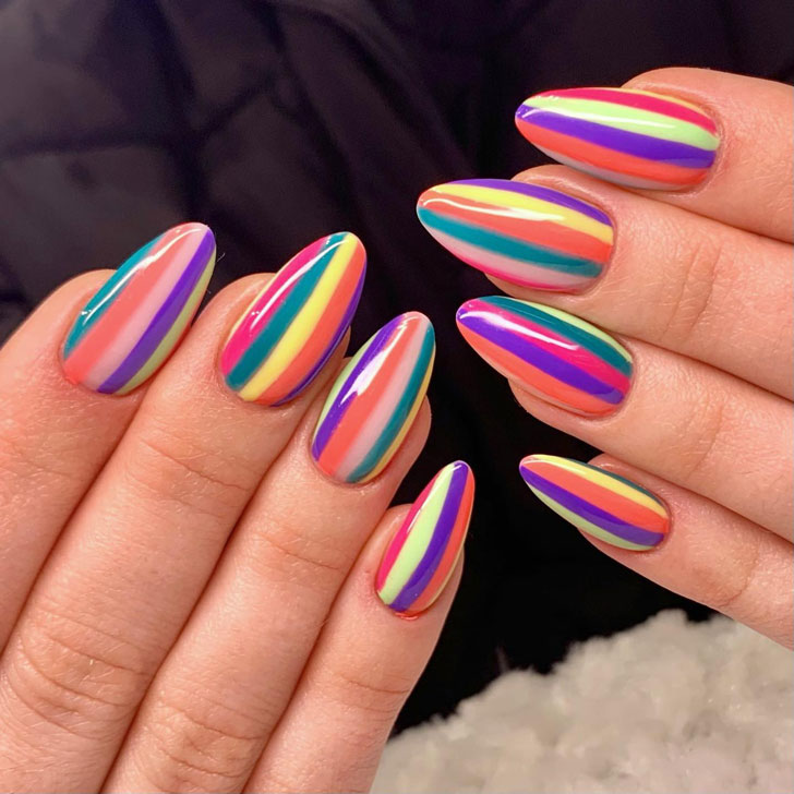 Разноцветный полосатый маникюр на миндальных ногтях средней длины