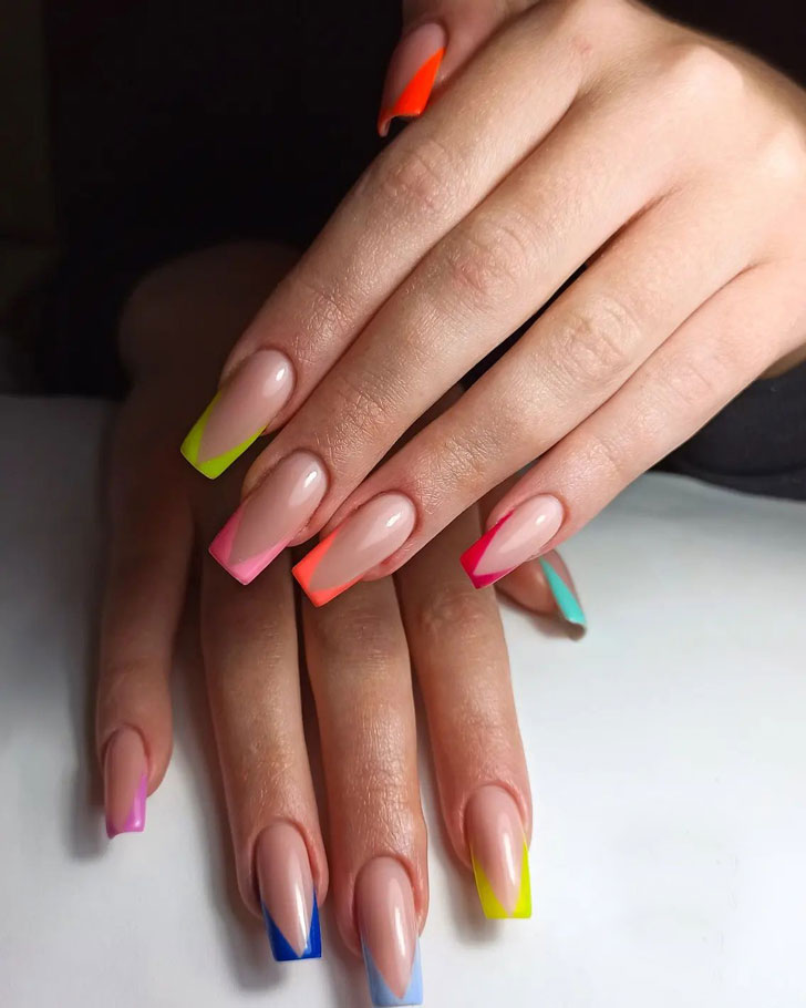 Разноцветный треугольный френч в ярких цветах на длинных ногтях