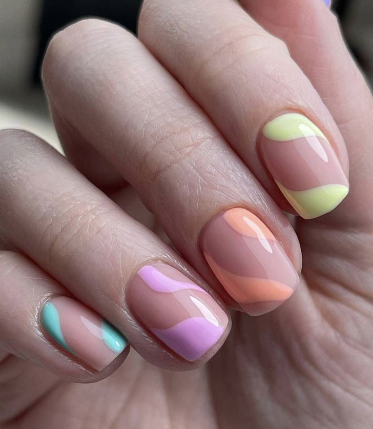 Разноцветный волновой маникюр на ухоженных квадратных ногтях