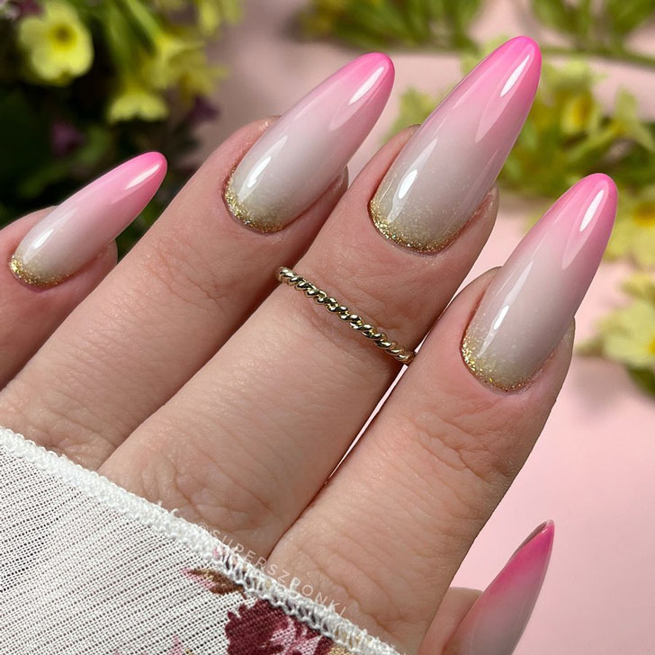 Розово белое омбре с блестками на длинных ухоженных ногтях