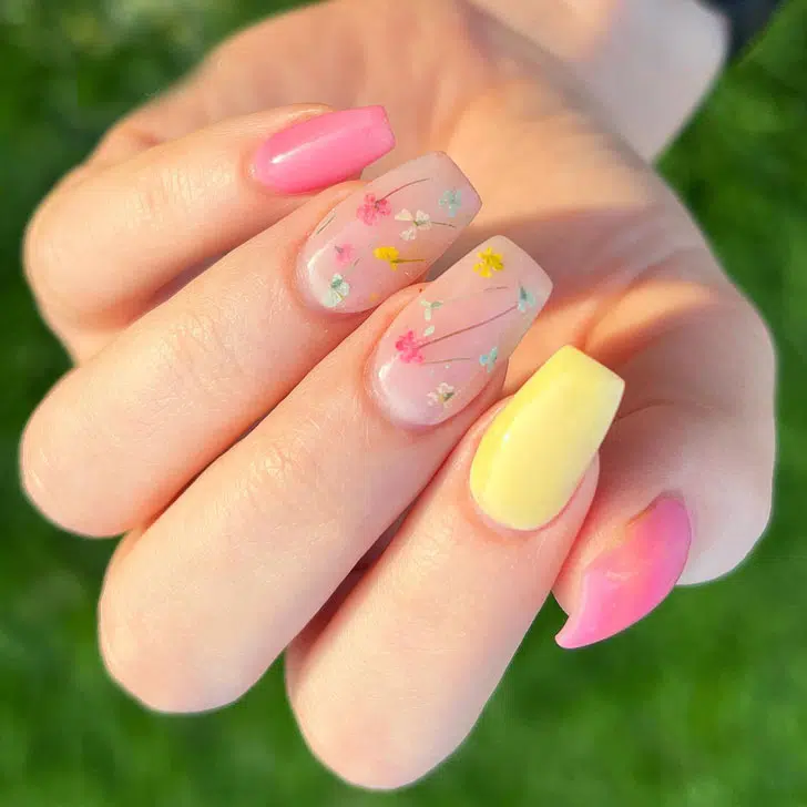 Розово желтый маникюр с сухоцветами на длинных квадратных ногтях