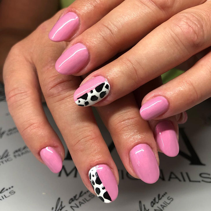 Розовый маникюр с коровьим принтом на овальных ногтях средней длины