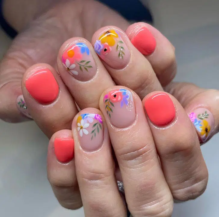 Розовый маникюр с летним цветочным принтом на коротких ногтях