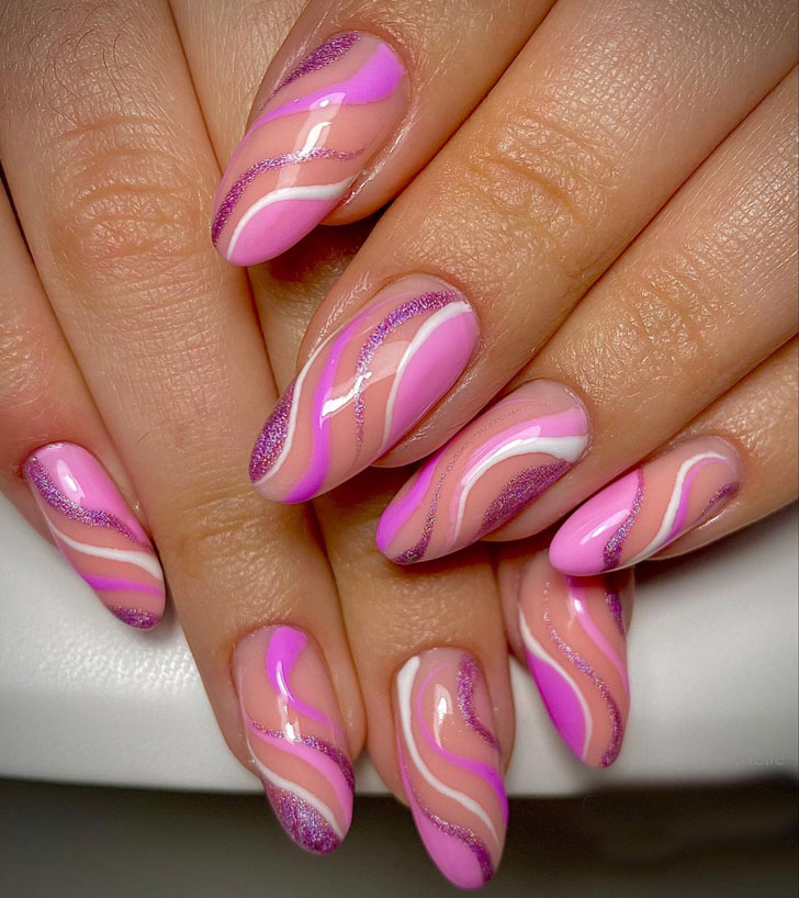 Розовый маникюр с завитками и блестками на овальных ногтях
