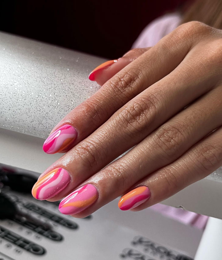 Розовый маникюр с завитками на ухоженных овальных ногтях