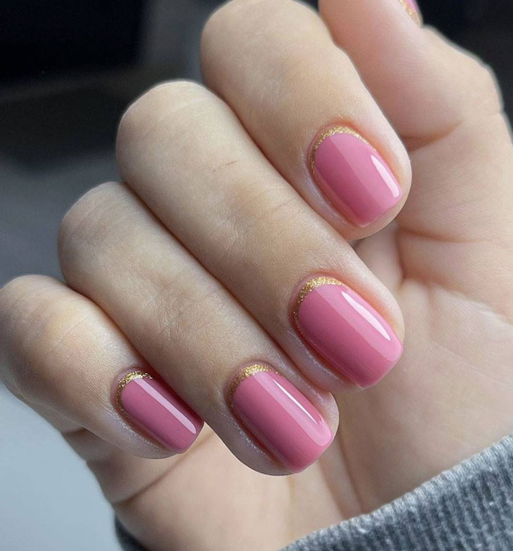 Розовый маникюр с золотом на коротких квадратных ногтях