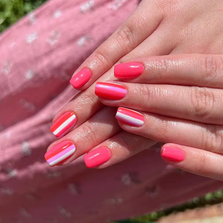 Розовый маникюр в полоску на квадратных ногтях средней длины