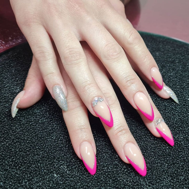 Розовый треугольный френч с блестками и стразами на острых ногтях