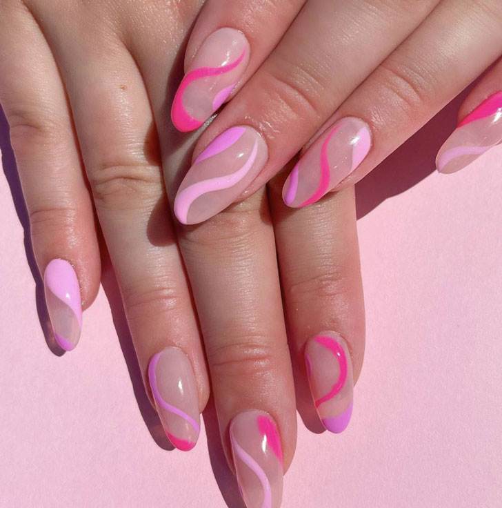 Розовый волновой маникюр на длинных ухоженных ногтях