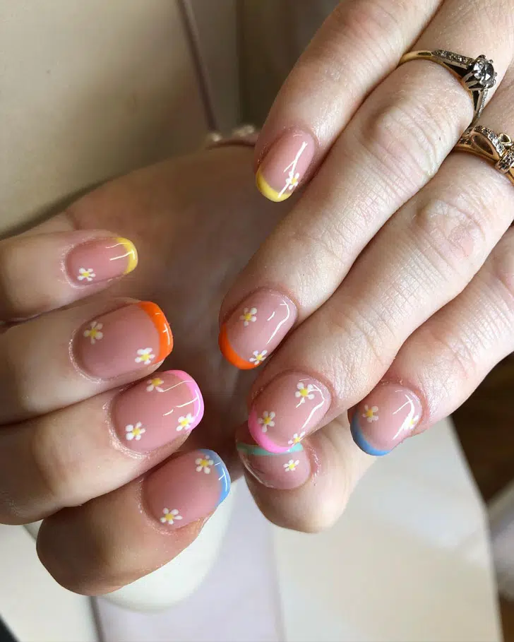 Разноцветный френч с белыми цветами на ухоженных ногтях