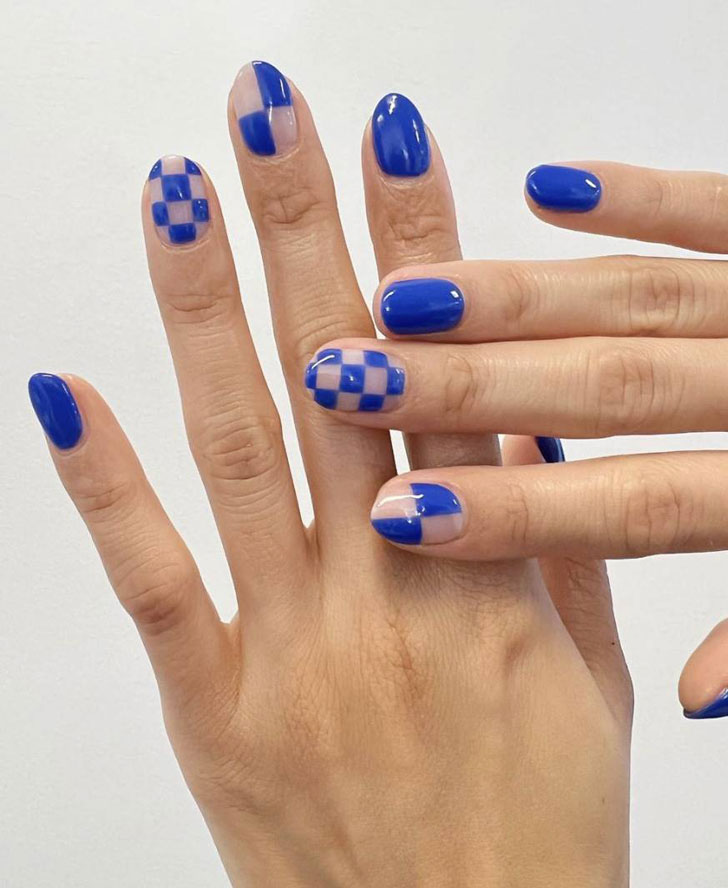 Синий геометрический маникюр на овальных натуральных ногтях