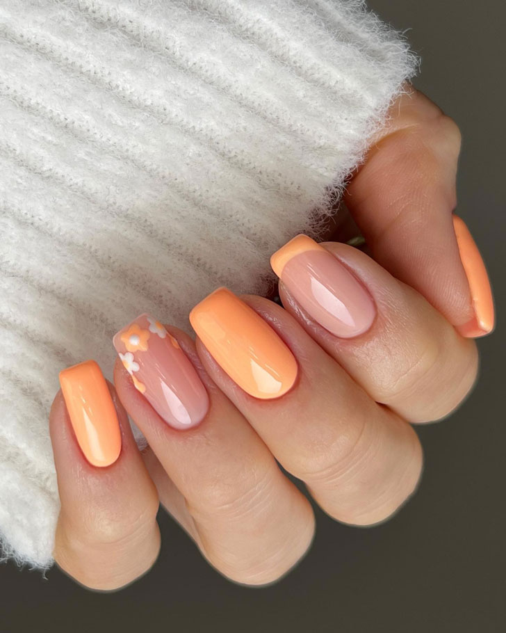 Светло оранжевый френч с цветами на квадратных ногтях средней длины
