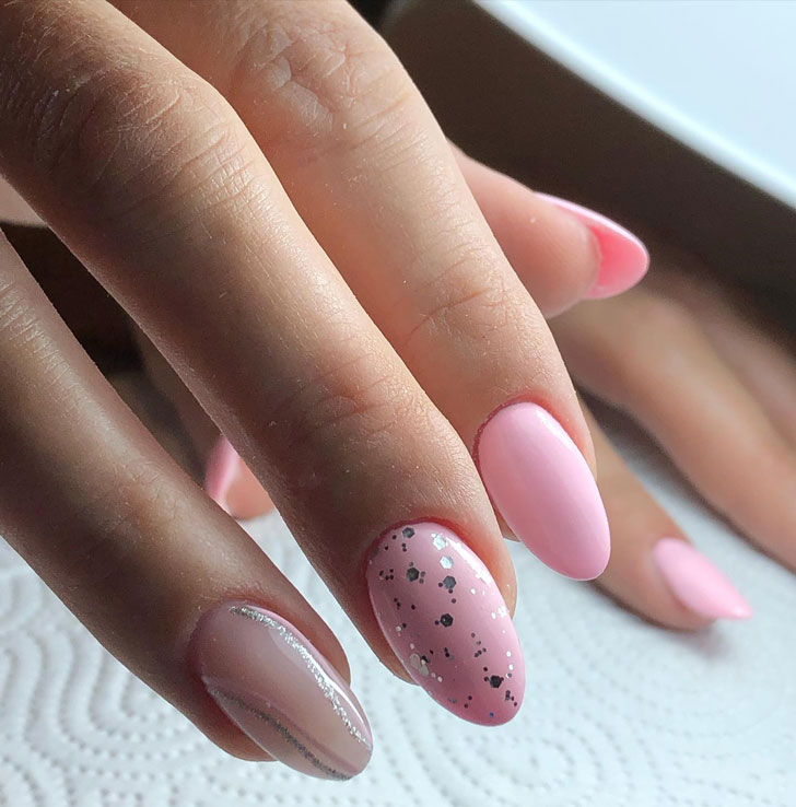 Светло розовый маникюр с блеском на овальных ногтях средней длины