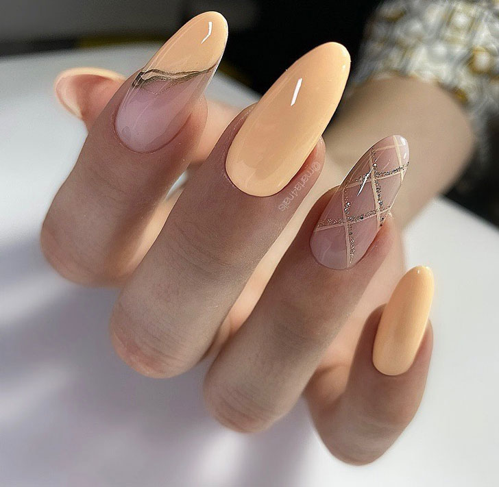 Светлый персиковый маникюр с блестками на длинных ухоженных ногтях