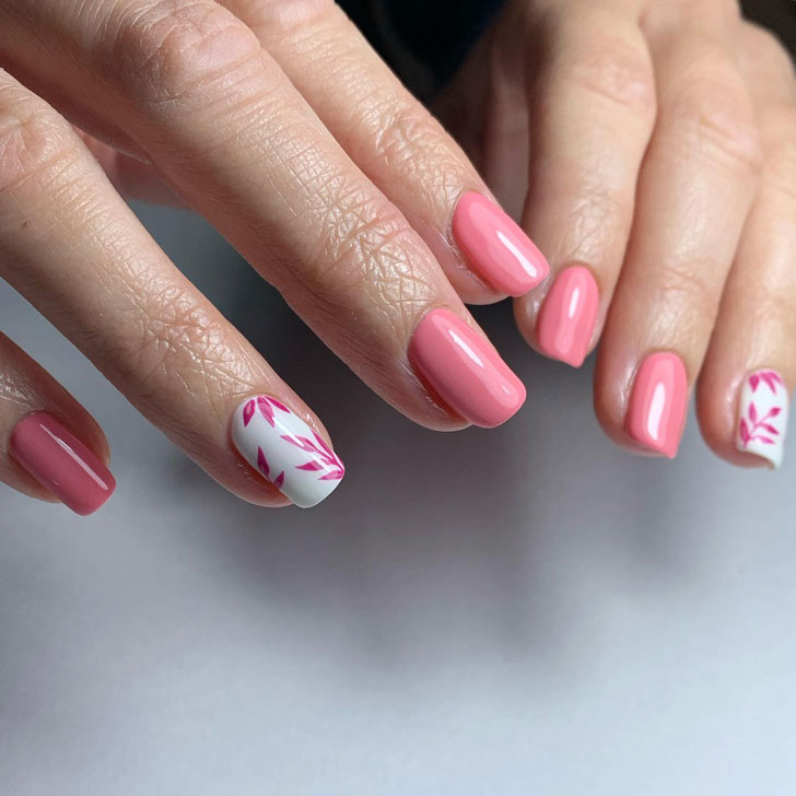 Светлый розовый маникюр с растительным принтом на квадратных ногтях