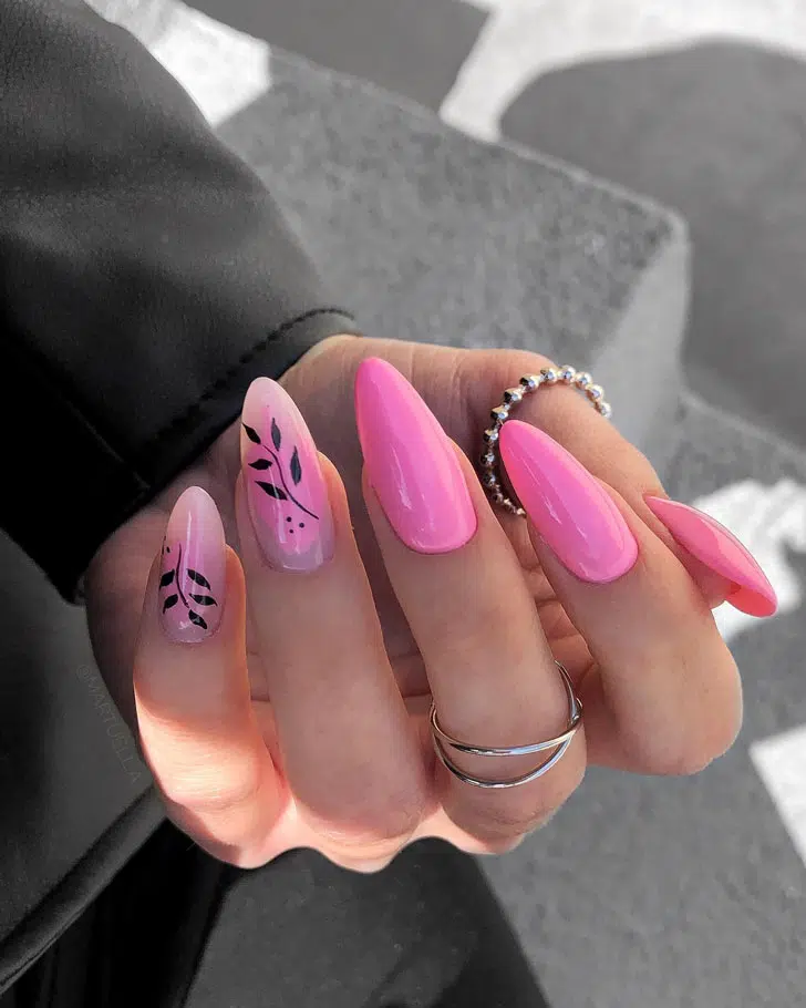 Веселый розовый маникюр с черным цветочным принтом на миндальных ногтях