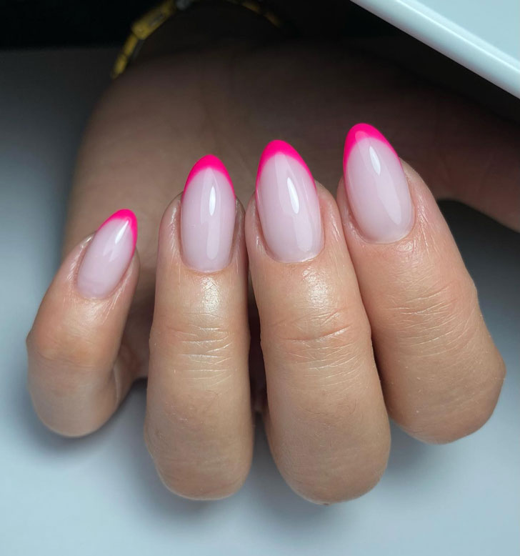 Яркий розовый френч на миндальных ногтях средней длины