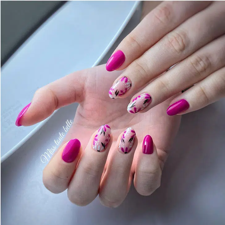 Яркий розовый маникюр с цветочным принтом на ногтях средней длины