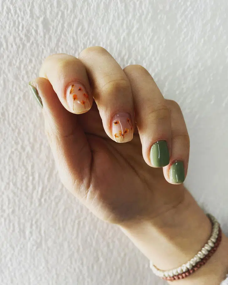 Маникюр цвета хаки с сухоцветами на коротких натуральных ногтях