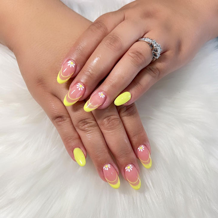Желтый френч с белыми цветами на овальных ногтях