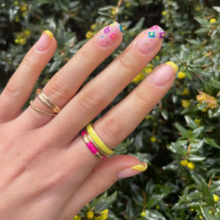 Желтый френч с разноцветными ногтями на квадратных ногтях