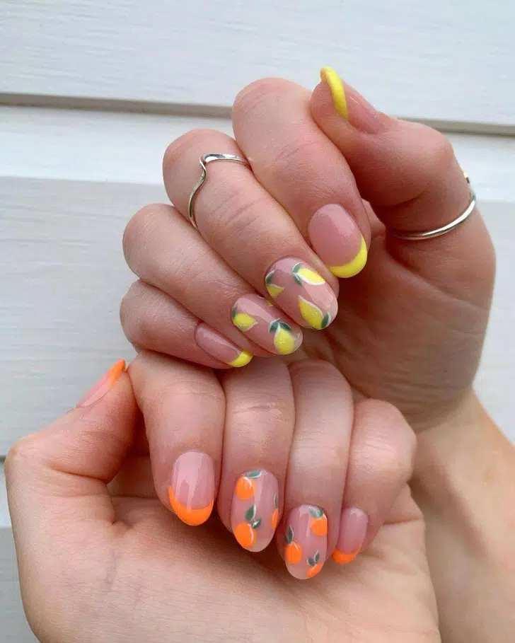 Желтый и оранжевый фруктовый маникюр на овальных ногтях средней длины