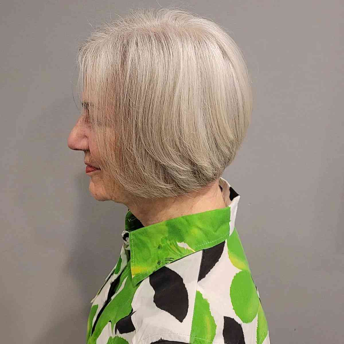 Женщина с классической стрижкой боб с боковым пробором на ухоженных волосах