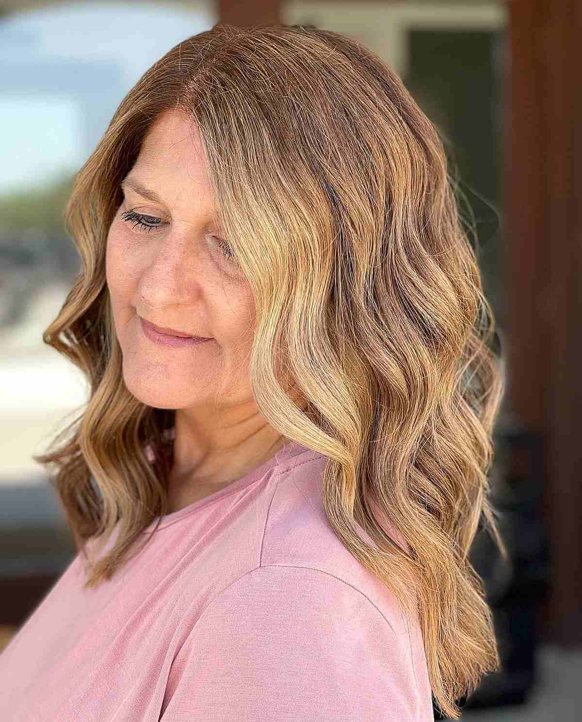 Женщина с легкими волнистыми локонами на светлых волосах