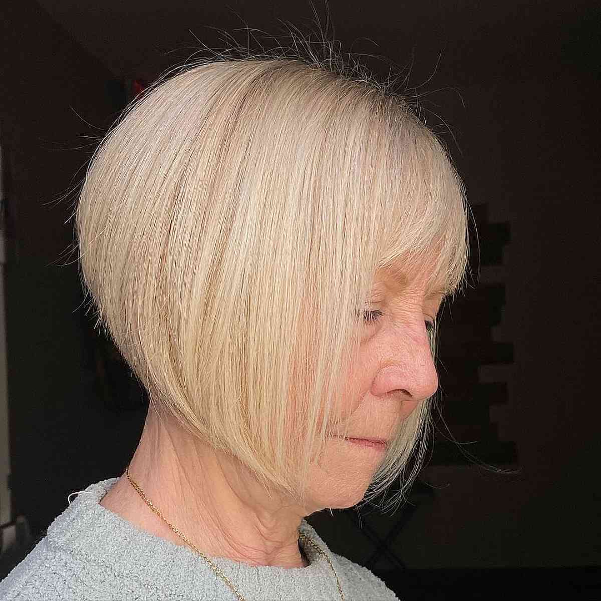 Женщина со стрижкой боб на светлых тонких волосах
