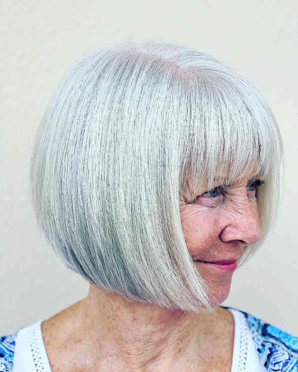 Женщина со стрижкой боб с тонкой челкой на светлых волосах