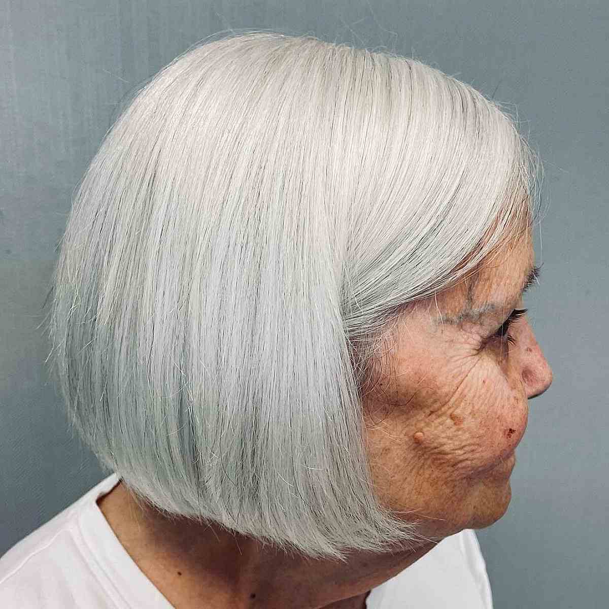 Женщина со стрижкой прямой боб на седых волосах