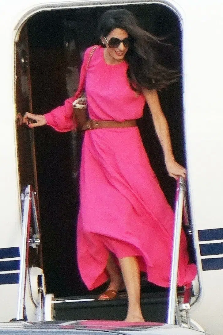 Амаль Клуни в платье с одним рукавом и коричневых летних сандалиях