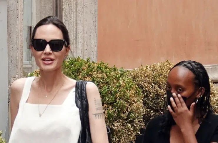 Анджелина Джоли в развевающихся брюках и любимой обуви посещает магазин Zara и выглядит по-летнему просто