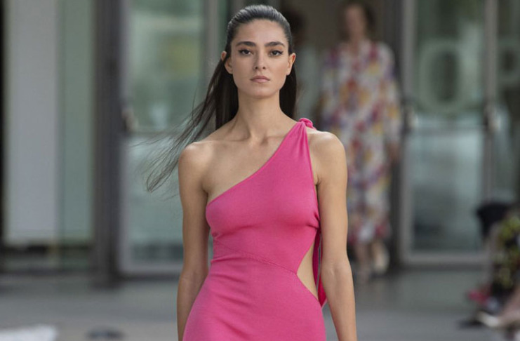 Чувственные платья на одно плечо с модных показов весна-лето 2022 становятся новым трендом