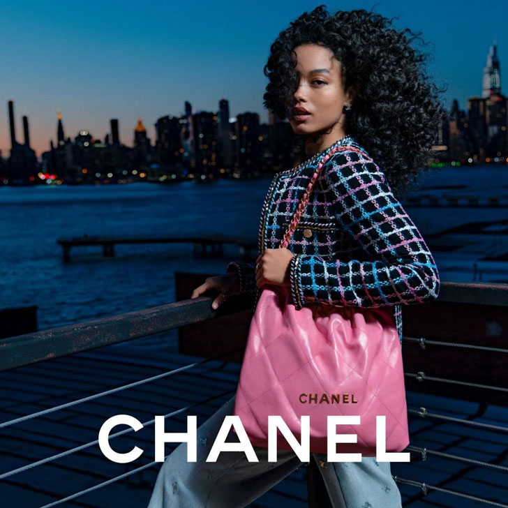 Девушка в жакете с большой розовой сумкой от Chanel