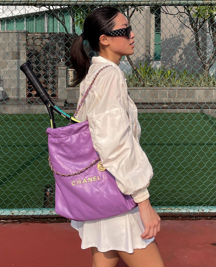 Девушка с фиолетовой большой сумкой от Chanel
