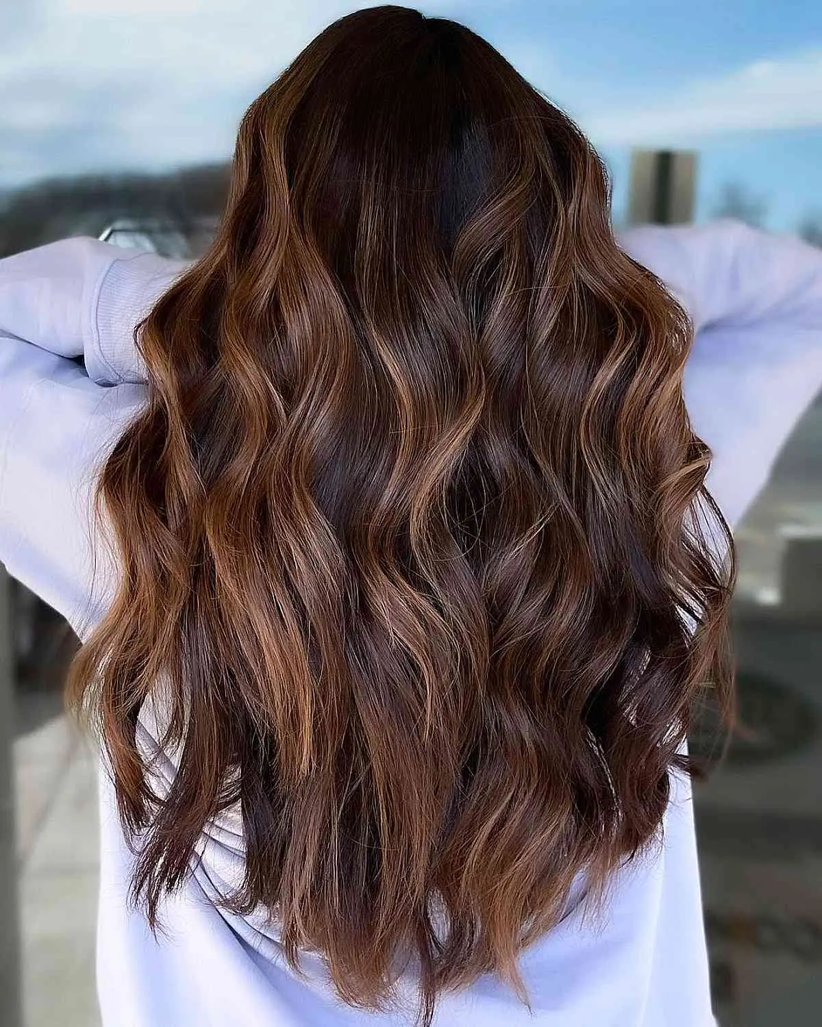 Девушка с карамельными бликами на длинных волнистых волосах