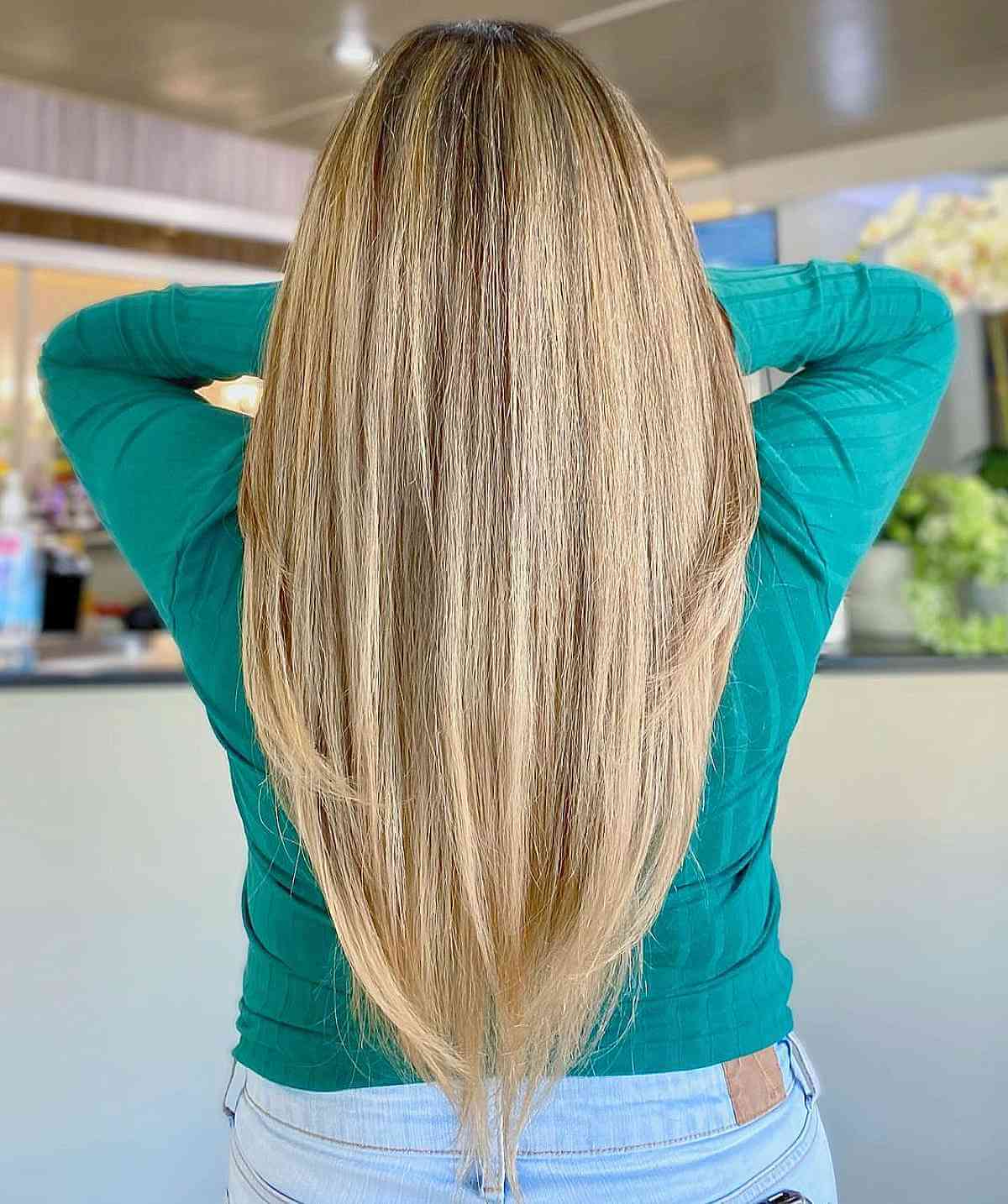 Девушка с медовым мелированием на длинных ухоженных волосах