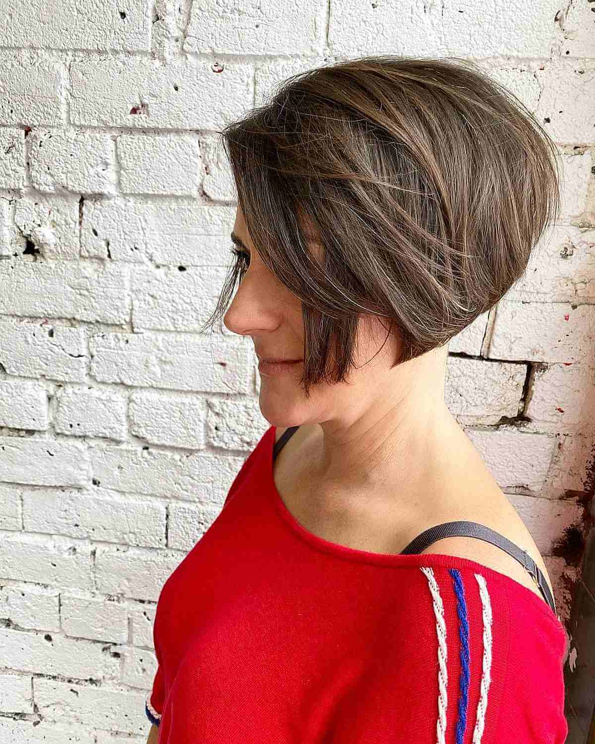 Женщина с объемной стрижкой пикси боб на натуральных темных волосах