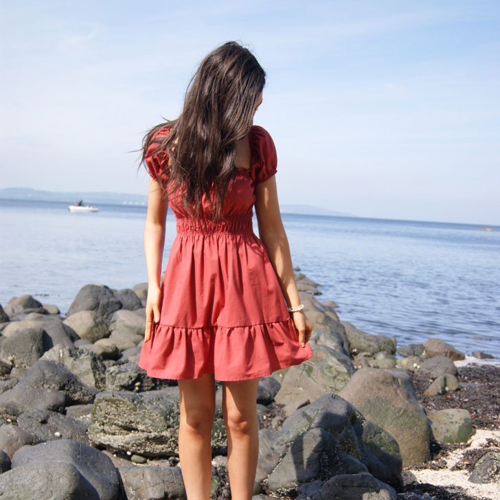 Девушка в летнем платье с вафельной сборкой на талии