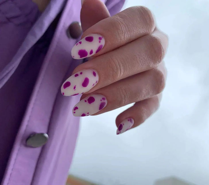 Фиолетовый коровий маникюр на длинных овальных ногтях