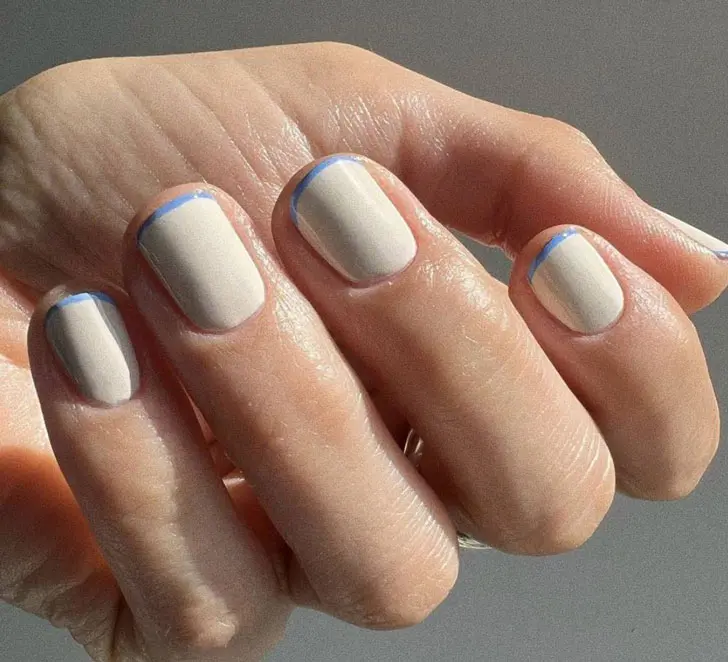 Голубой френч с белой основой на коротких квадратных ногтях