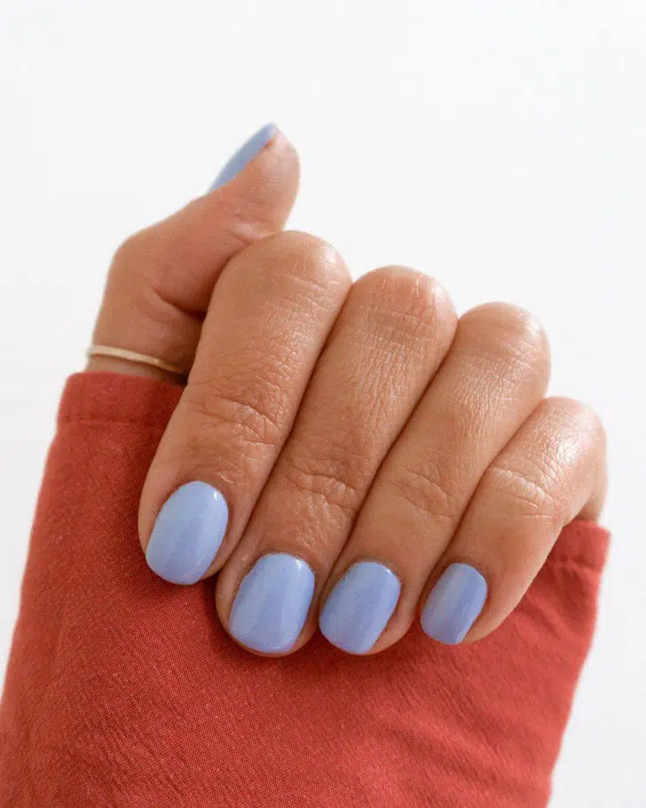 Голубой маникюр на коротких натуральных ногтях