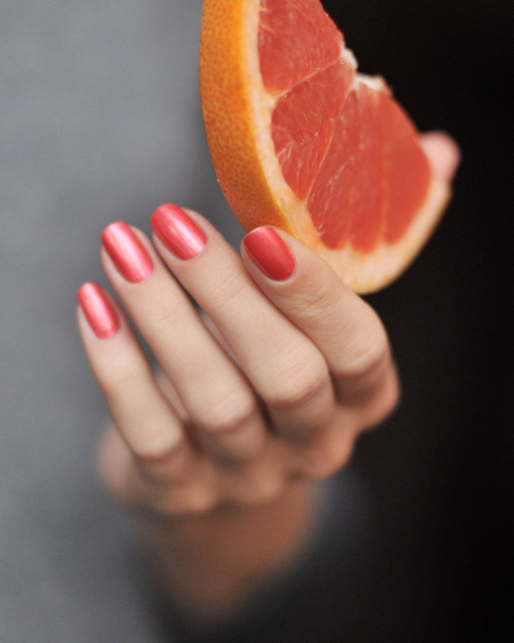 Грейпфрутовый маникюр на коротких аккуратных ногтях