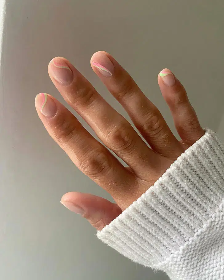 Изящный волновой маникюр на коротких натуральных ногтях