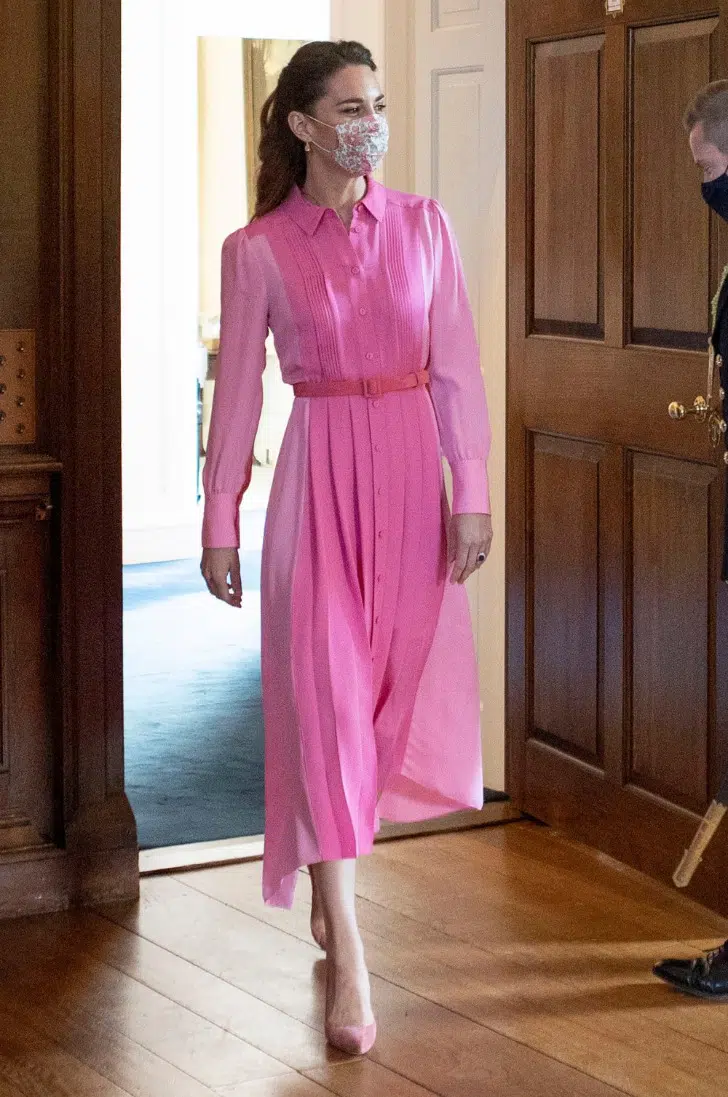 Кейт Миддлтон в розовом платье с мелкими складками и замшевых лодочках в цвет
