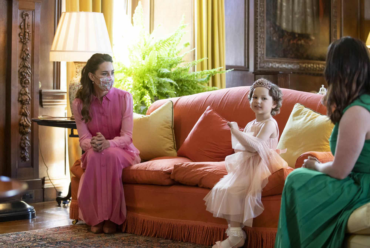 Кейт Миддлтон в розовом платье и додочках на встрече с маленькой девочкой