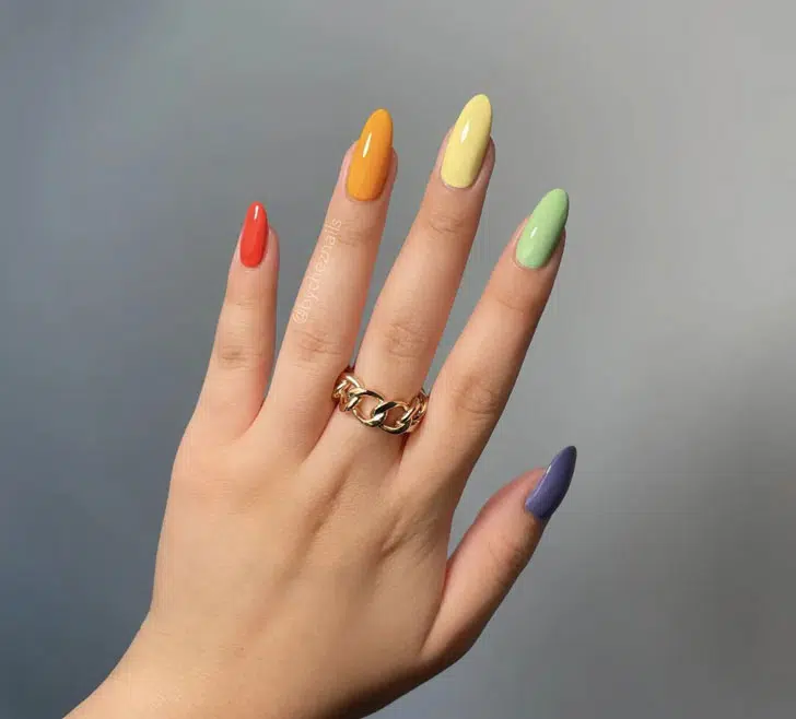Летний разноцветный маникюр на длинных миндальных ногтях