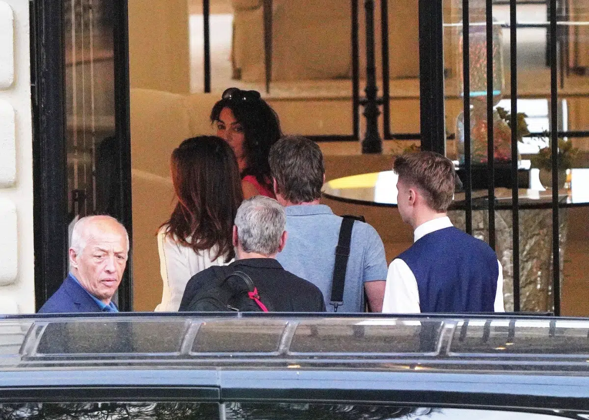 Амаль Клуни вместе с мужем и друзьями заселяется в гостиницу