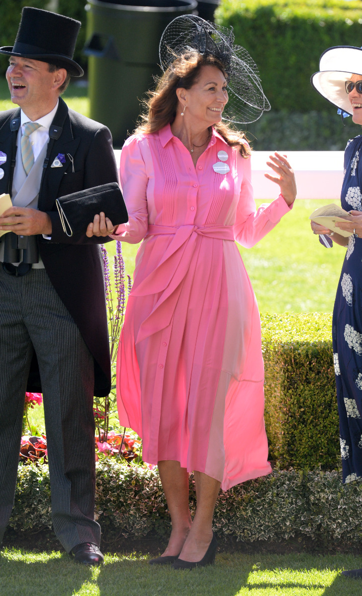 Кэрол Миддлтон в розовом платье, зеленых туфлях и шляпке
